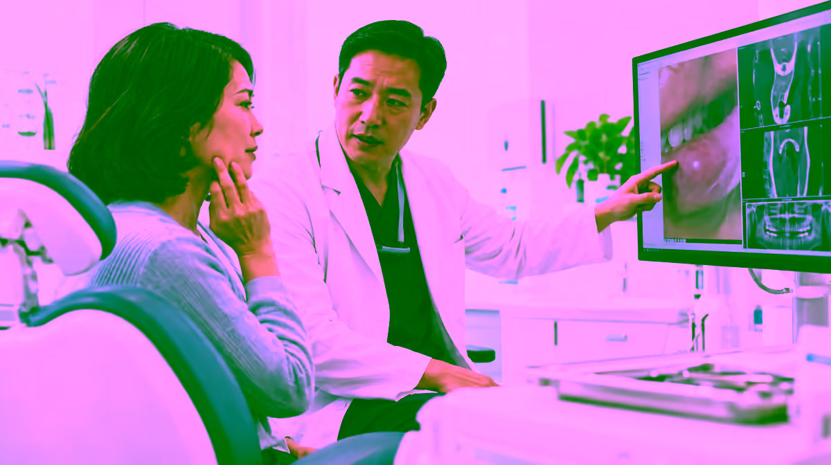 Bác sĩ nha khoa tư vấn cho người bệnh có triệu chứng bất thường ở miệng