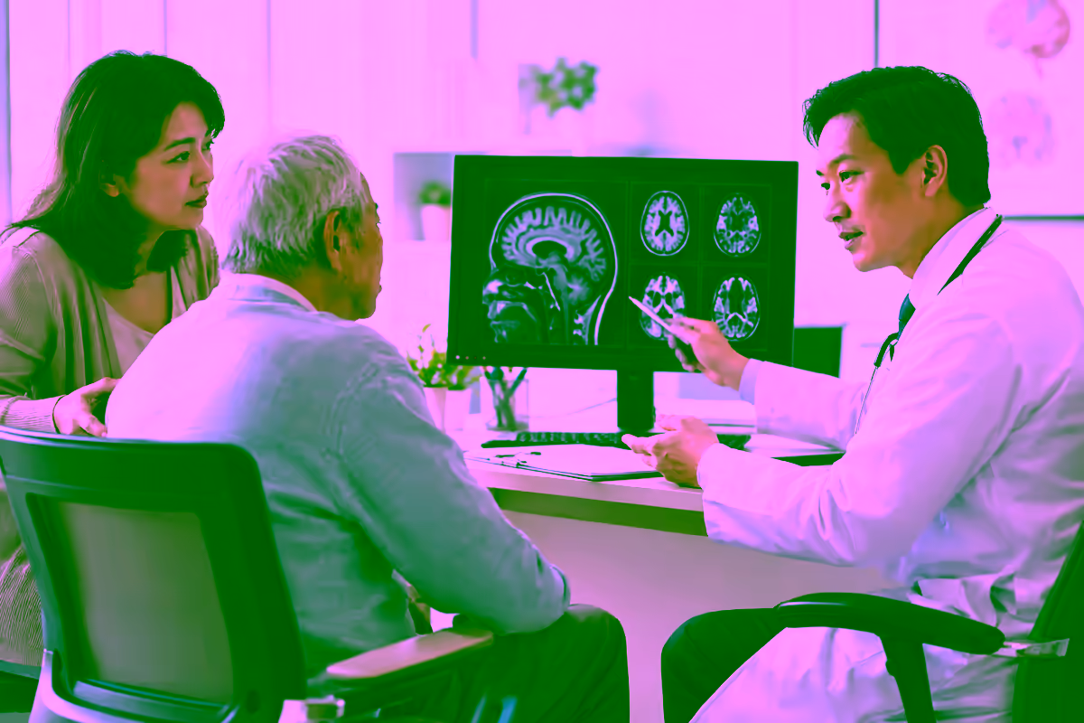 Bác sĩ thần kinh tư vấn cho người cao tuổi và xem kết quả chụp MRI não