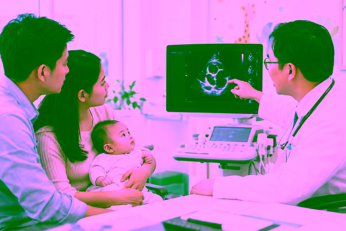 Bác sĩ tim mạch nhi tư vấn cho gia đình và xem siêu âm tim của trẻ