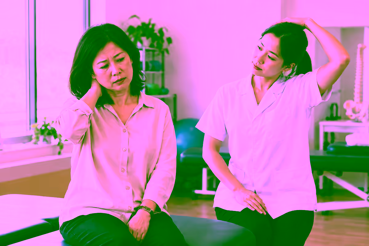 Thoái hóa đốt sống cổ gây đau mỏi cổ được hướng dẫn vận động