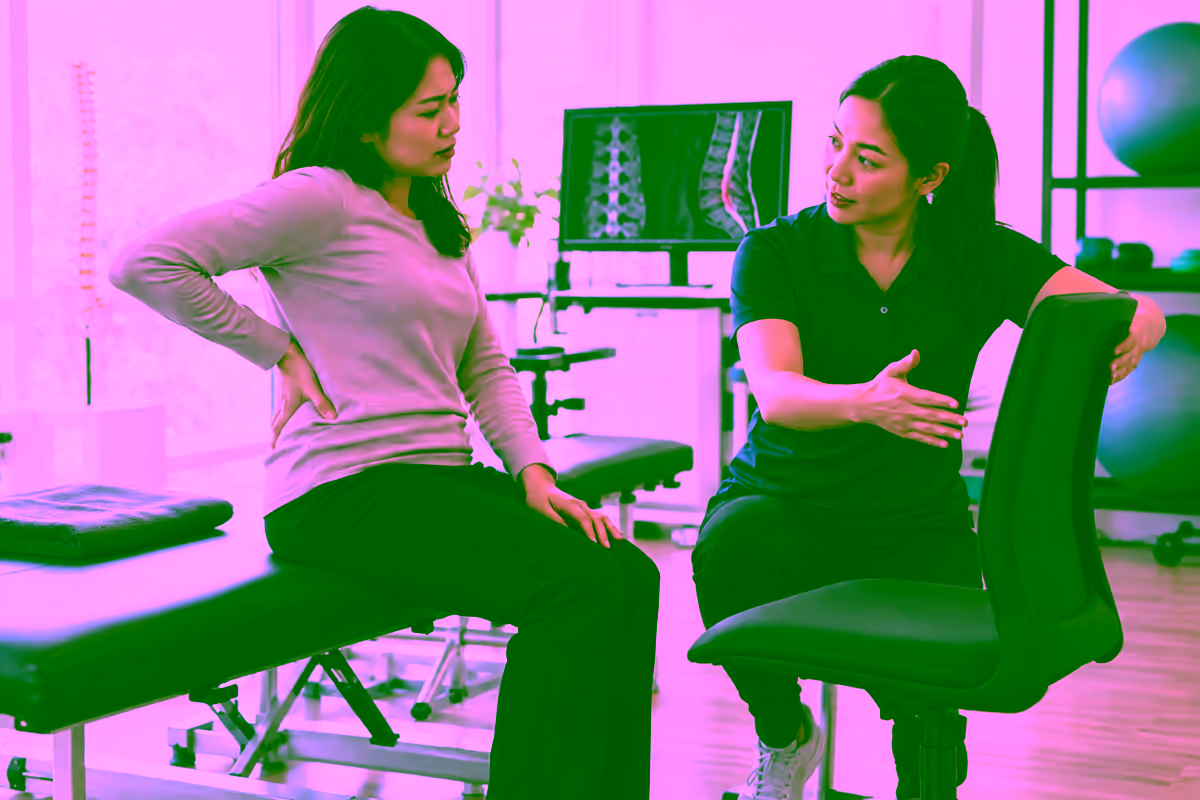 Thoát vị đĩa đệm gây đau lưng được chuyên viên hướng dẫn tư thế