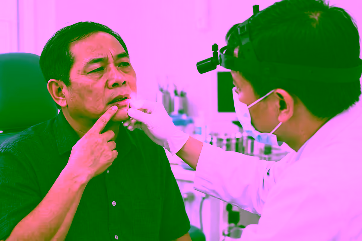 Bác sĩ khám dấu hiệu bất thường ở môi cho người bệnh