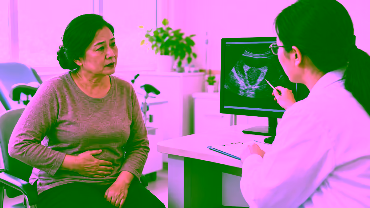 Người phụ nữ đau bụng dưới được bác sĩ tư vấn và siêu âm kiểm tra