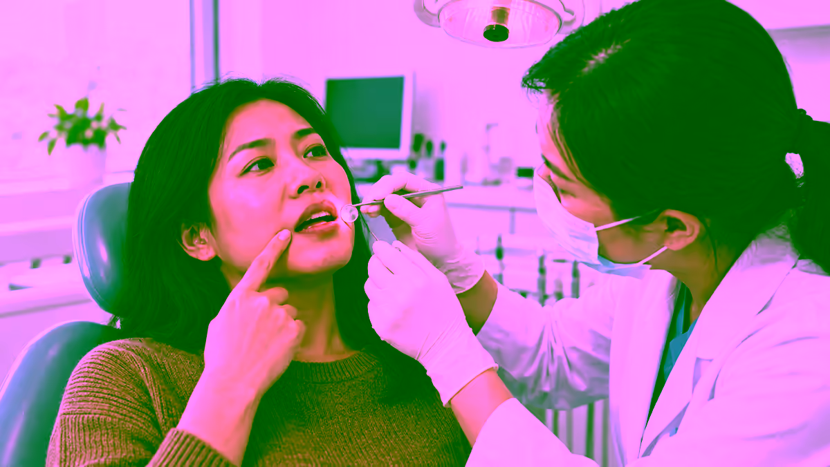 Bác sĩ khám nướu răng cho người bệnh tại phòng khám nha khoa