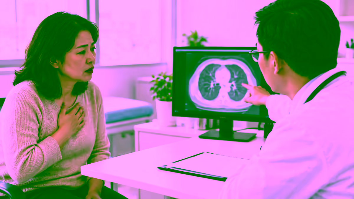 Người bệnh khó thở được bác sĩ giải thích kết quả chụp CT phổi