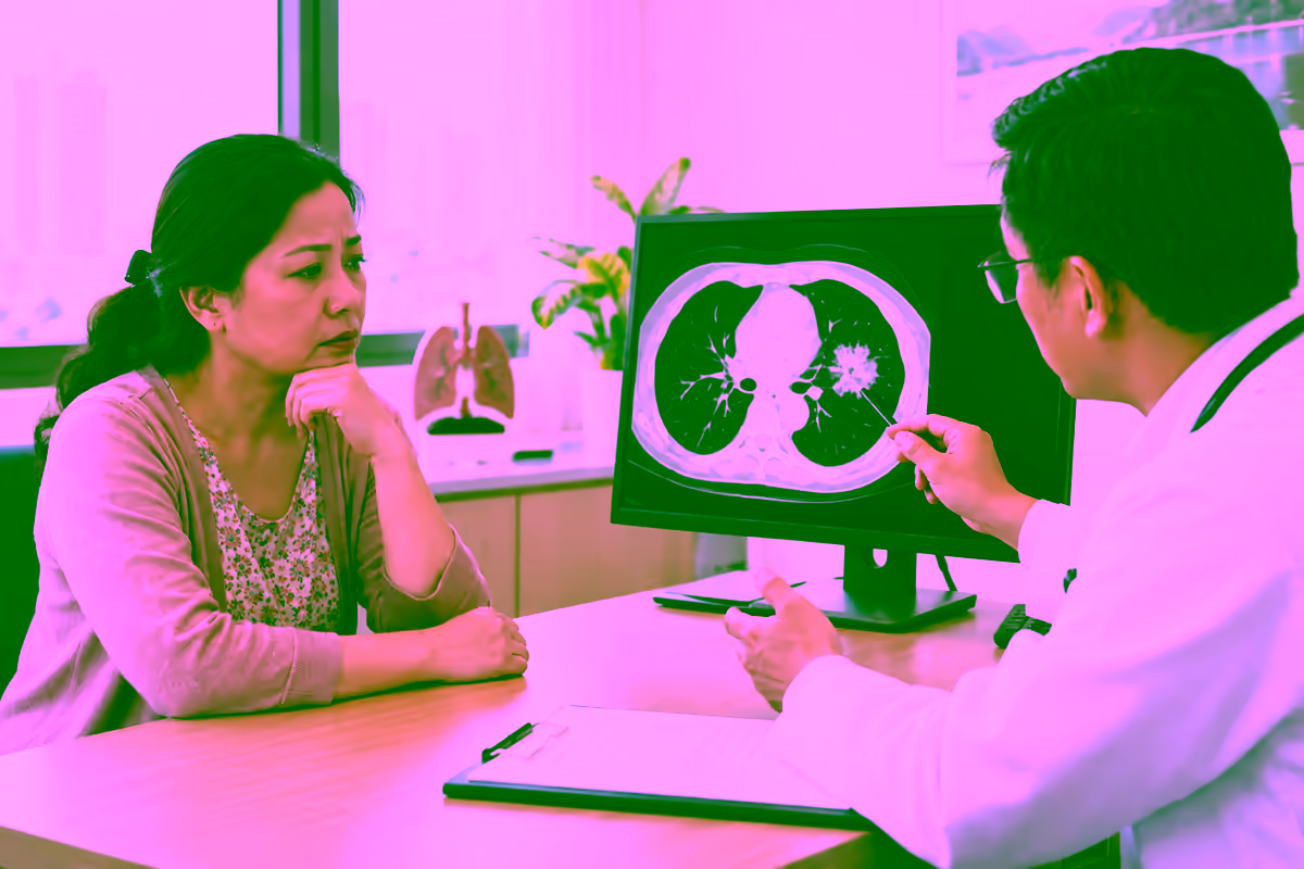 Bác sĩ giải thích phim chụp phổi cho người bệnh ở giai đoạn hai