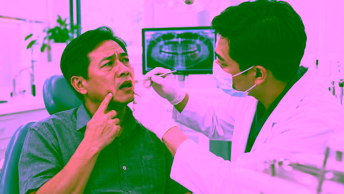 Bác sĩ nha khoa khám răng và niêm mạc miệng cho người bệnh
