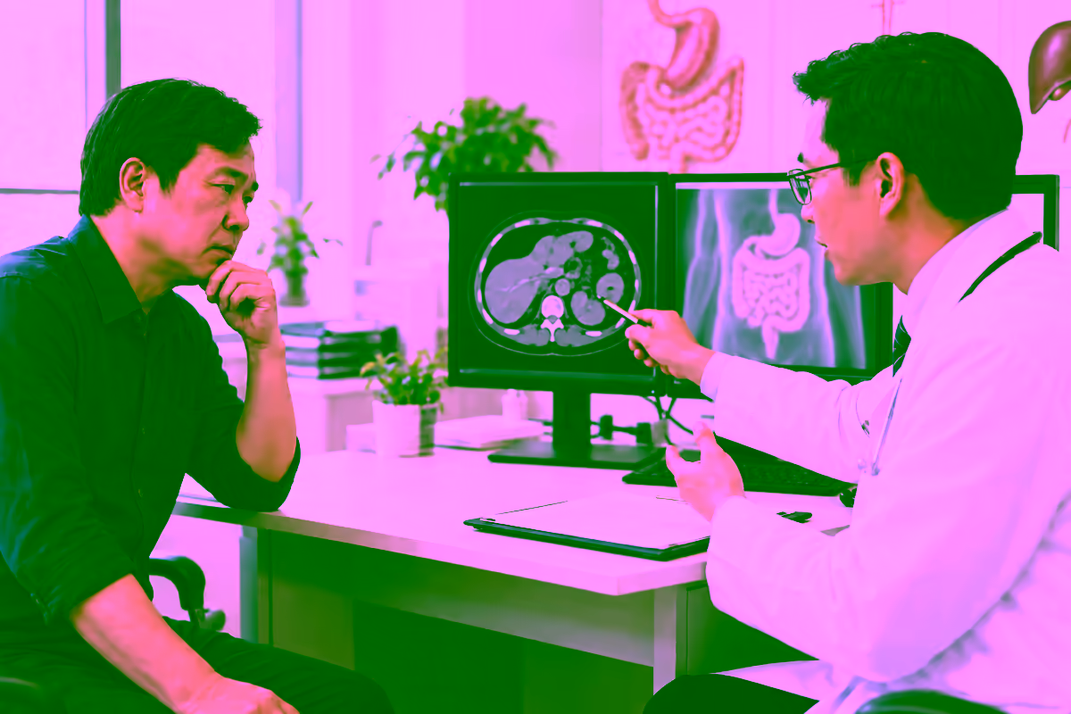 Bác sĩ tiêu hóa giải thích hình ảnh chụp bụng cho người bệnh