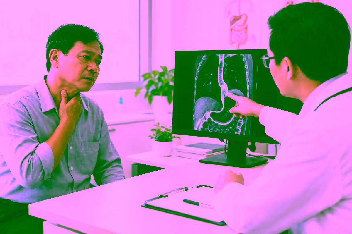Bác sĩ tiêu hóa giải thích hình ảnh thực quản cho người bệnh nuốt khó