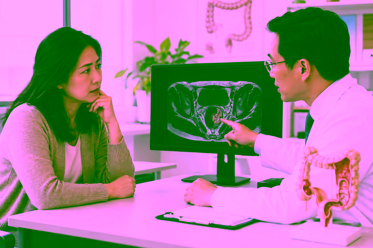 Bác sĩ tiêu hóa giải thích hình ảnh tổn thương trực tràng cho người bệnh