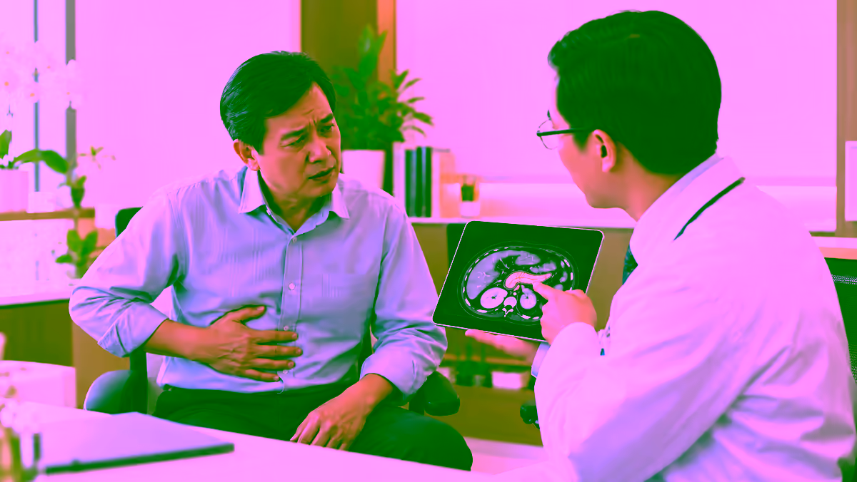 Người bệnh đau vùng bụng trên trao đổi với bác sĩ ung bướu
