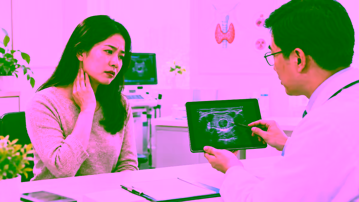 Người bệnh nữ chạm vùng cổ khi được bác sĩ tư vấn tuyến giáp