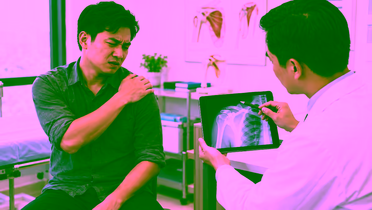 Người bệnh đau vùng vai và được bác sĩ kiểm tra khớp cùng đòn