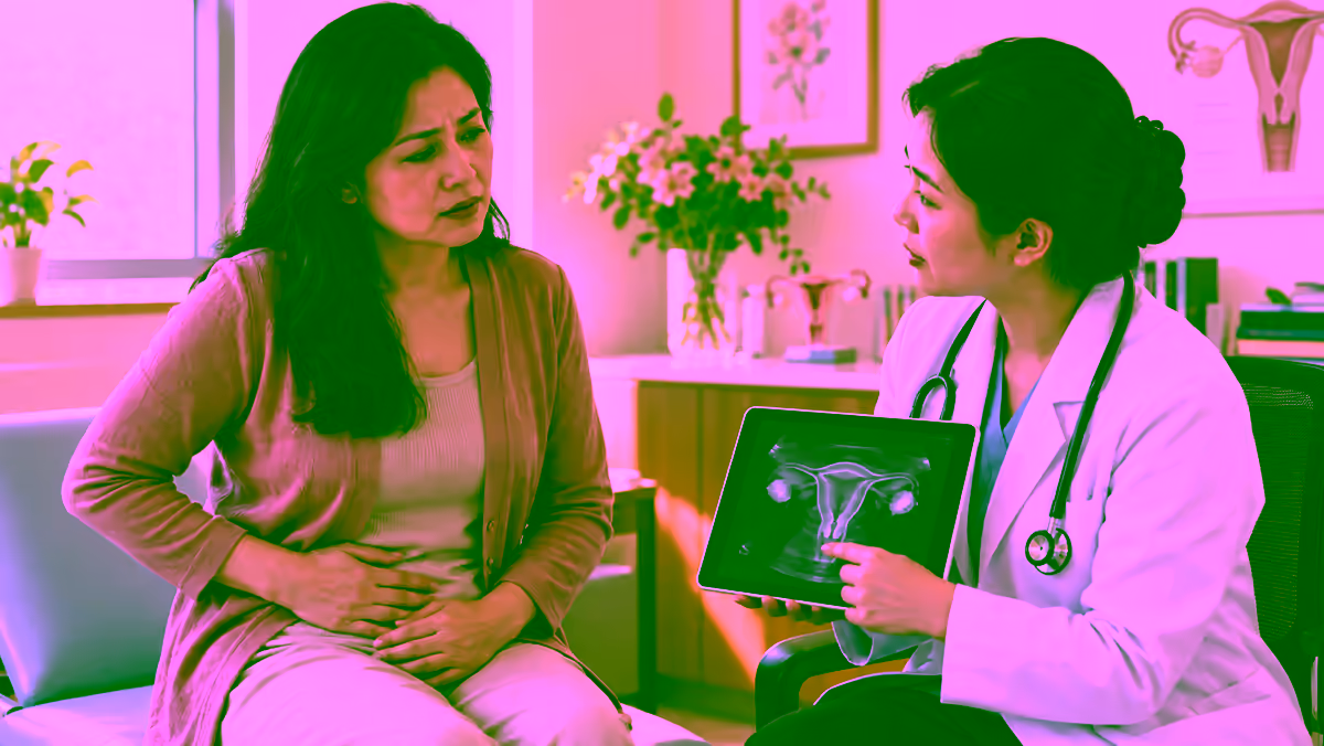 Người bệnh nữ trao đổi với bác sĩ về triệu chứng vùng bụng dưới và tử cung