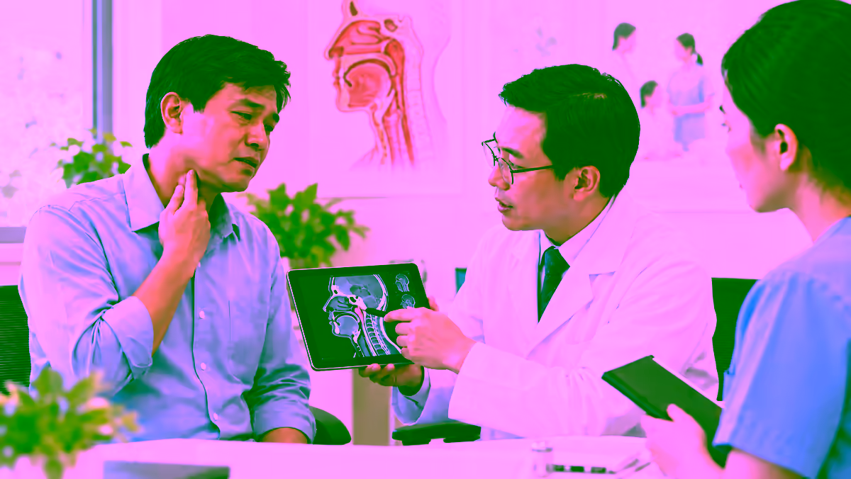 Người bệnh chạm vùng cổ khi được bác sĩ ung bướu giải thích kết quả chụp