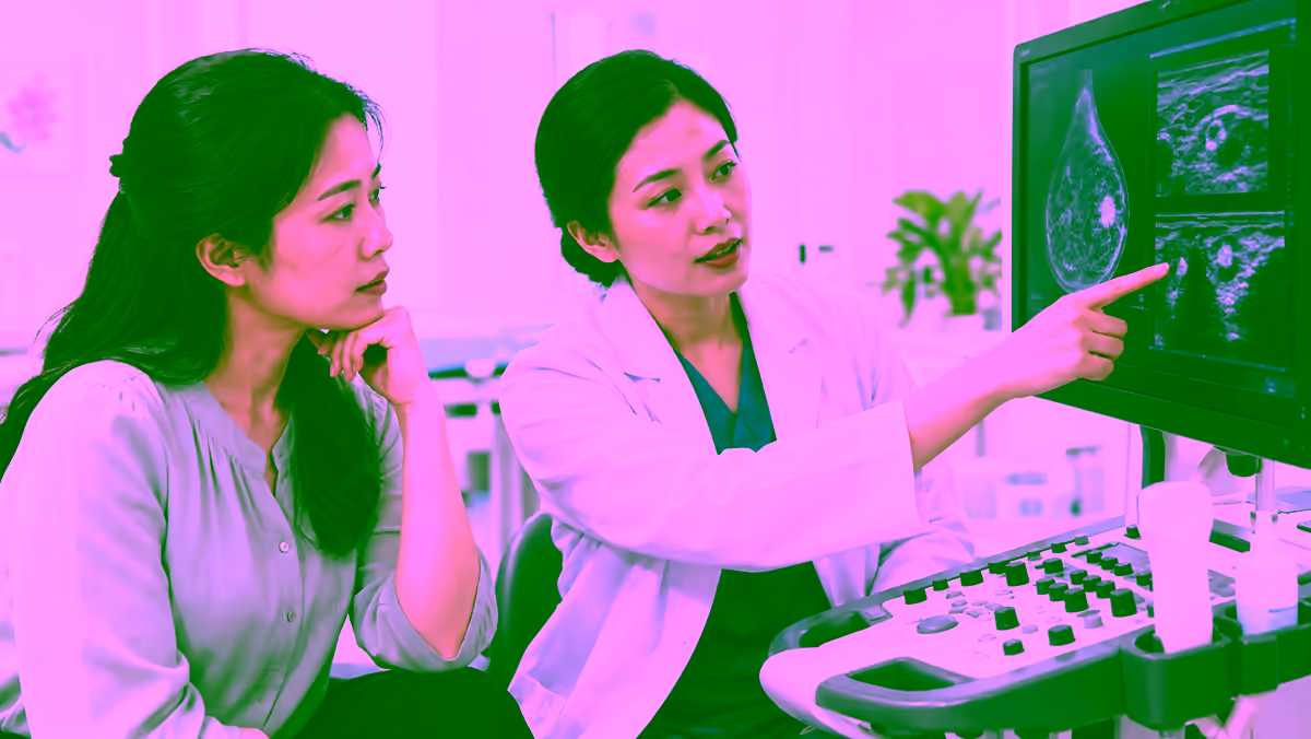 Người bệnh được bác sĩ giải thích hình ảnh siêu âm tuyến vú