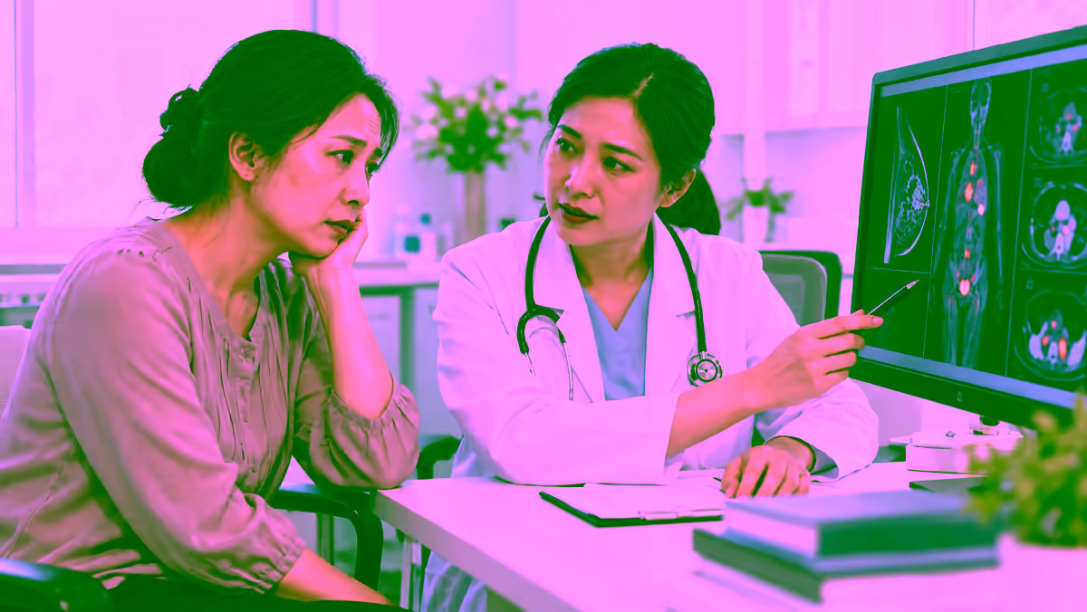 Người bệnh được bác sĩ tư vấn kết quả chụp và hướng điều trị ung thư vú
