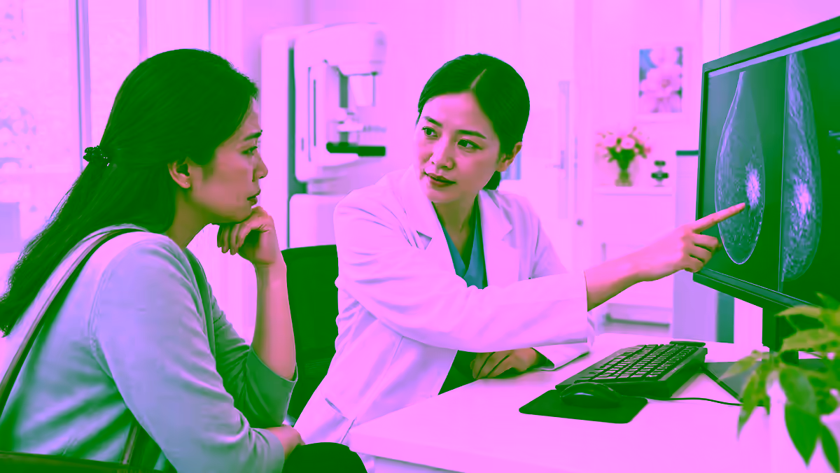 Bác sĩ tư vấn kết quả tầm soát nhũ ảnh cho người bệnh