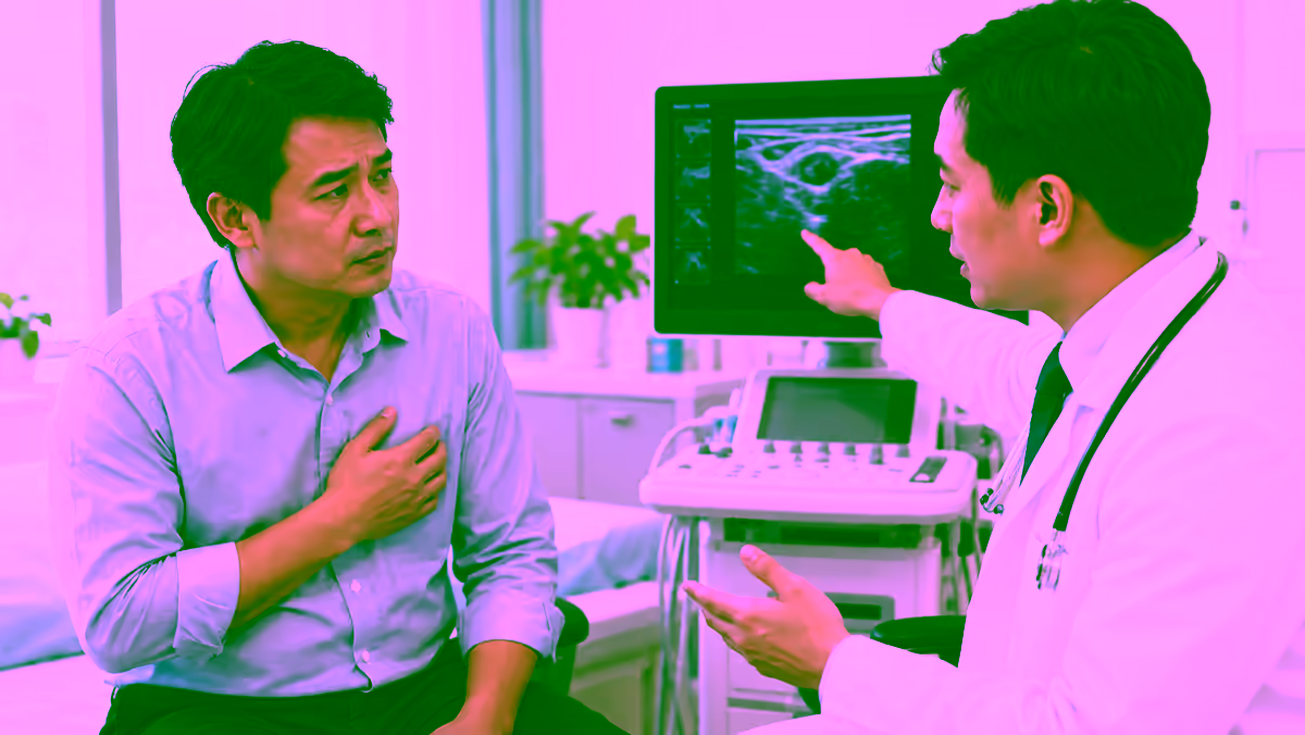 Người bệnh nam được bác sĩ kiểm tra khối bất thường vùng ngực