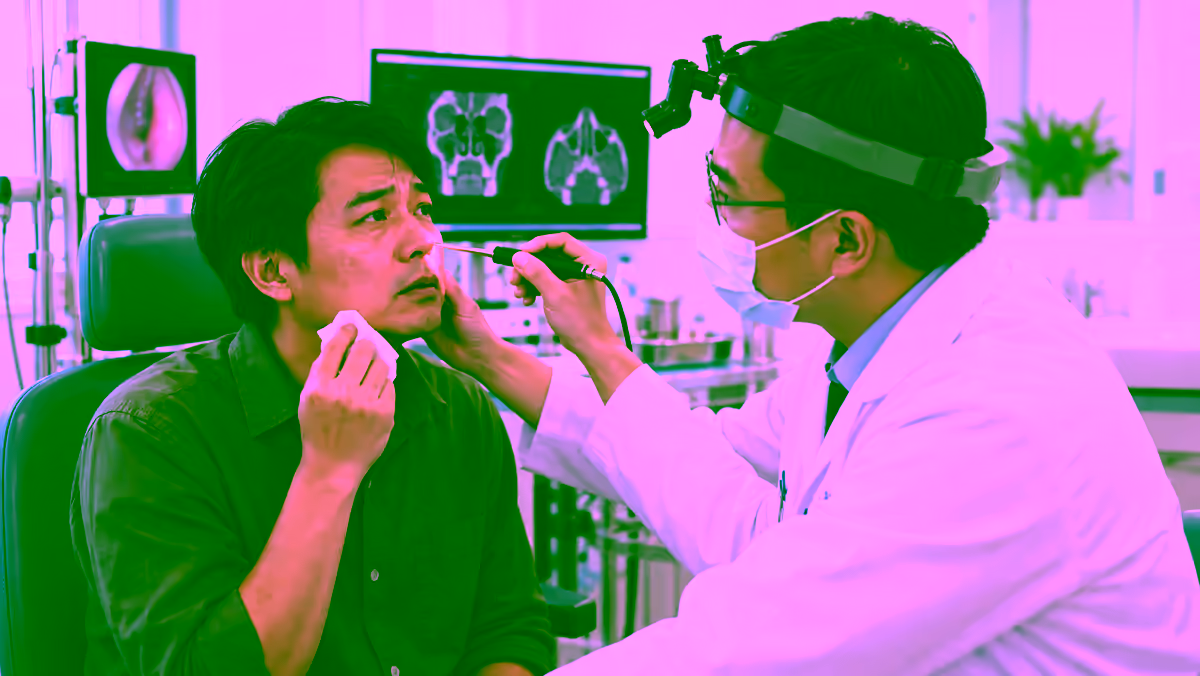 Bác sĩ tai mũi họng khám mũi cho người bệnh nghẹt mũi kéo dài