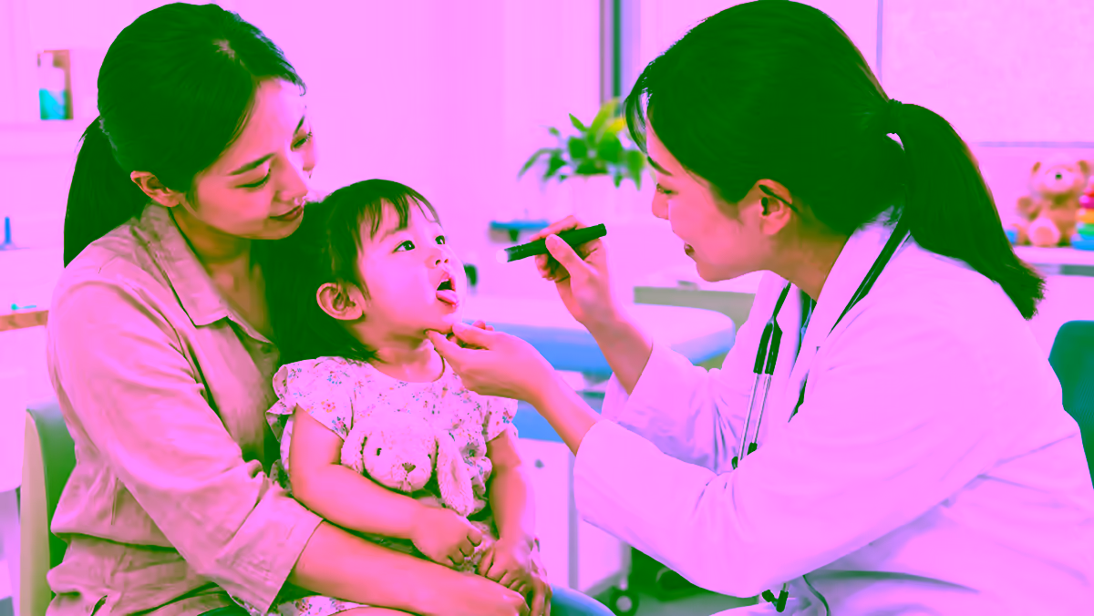 Bác sĩ nhi khám khoang miệng cho trẻ có dấu hiệu tưa miệng cùng mẹ
