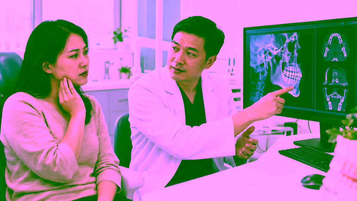 Người bệnh đau hàm được bác sĩ răng hàm mặt giải thích phim chụp