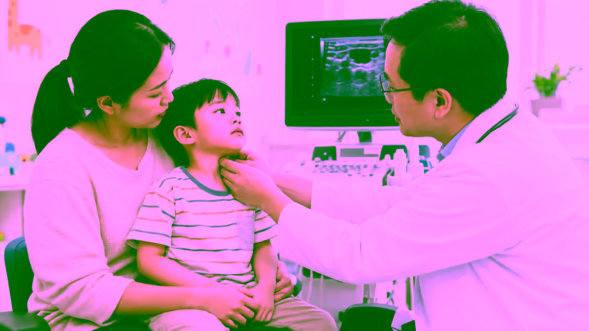 Bác sĩ nhi khám vùng cổ cho trẻ có dấu hiệu u bạch huyết cùng mẹ