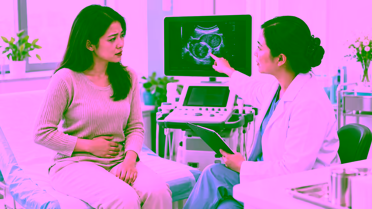 Người bệnh đau vùng chậu được bác sĩ phụ khoa giải thích hình ảnh siêu âm