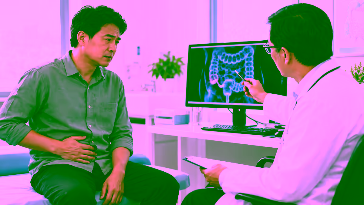 Người bệnh đau bụng được bác sĩ tiêu hóa giải thích hình ảnh đại tràng