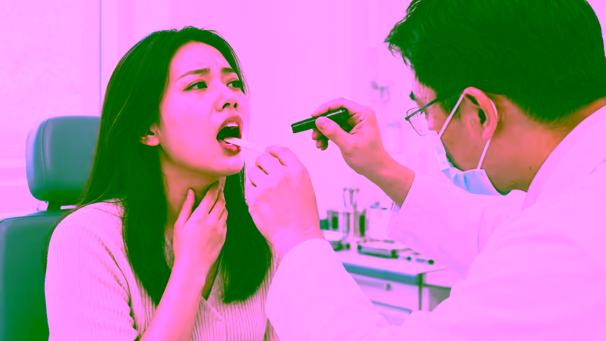 Người bệnh đau họng được bác sĩ tai mũi họng soi khám amidan