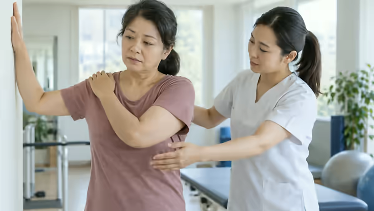 Người bệnh đau và yếu cơ được bác sĩ cơ xương khớp đánh giá vận động
