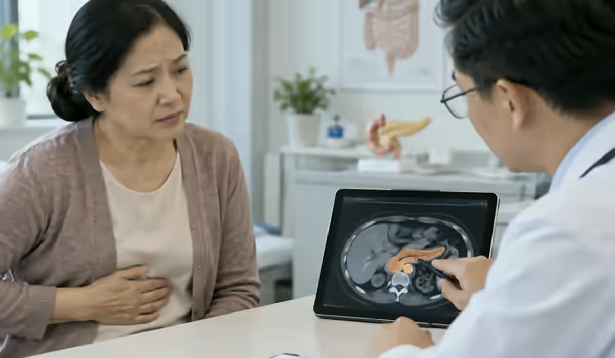 Người bệnh đau bụng được bác sĩ tiêu hóa tư vấn theo dõi dấu hiệu mất nước