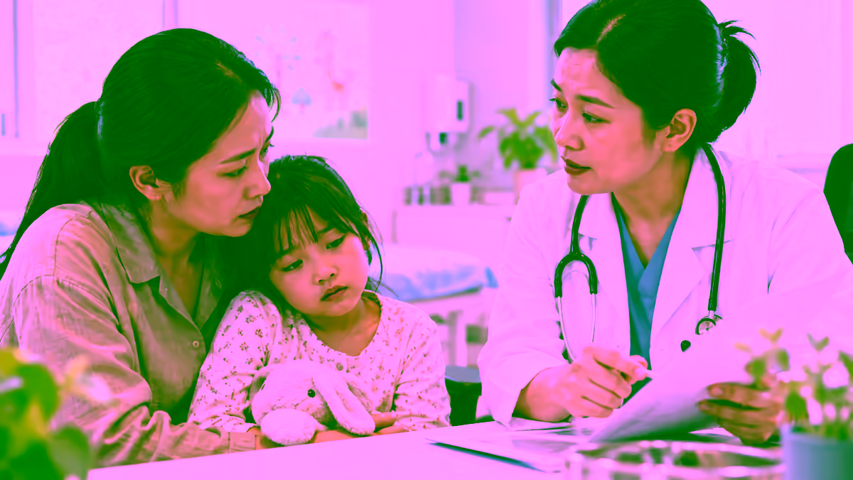 Trẻ mệt mỏi được bác sĩ nhi khoa tư vấn cùng mẹ