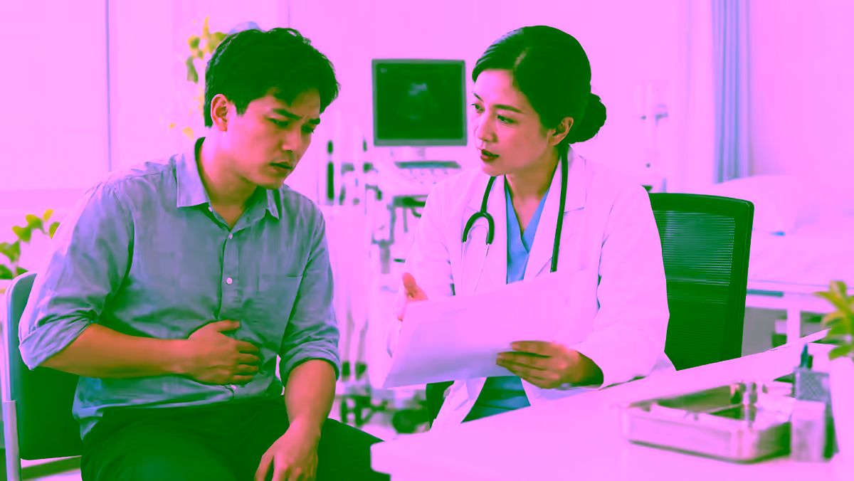 Người bệnh đau vùng bụng được bác sĩ gan mật tư vấn viêm gan cấp