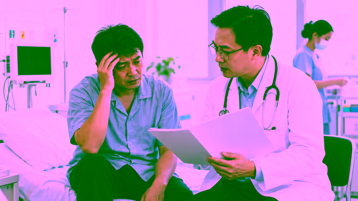 Người bệnh yếu và choáng được bác sĩ đánh giá tuần hoàn và chức năng gan