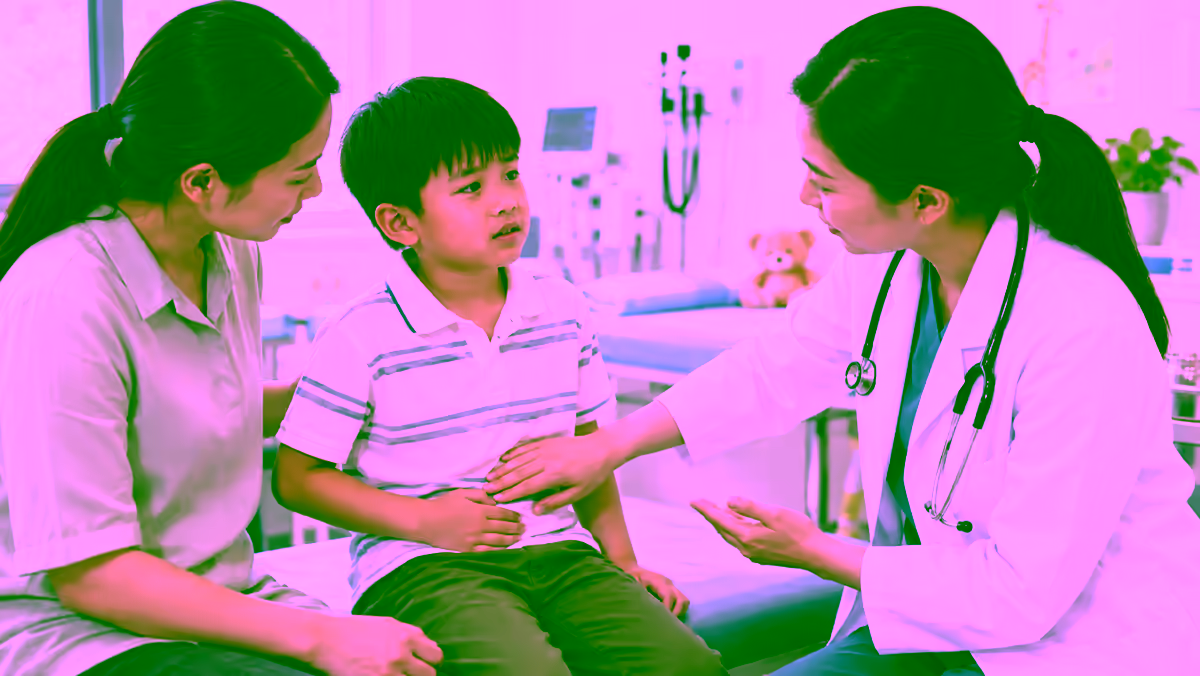 Trẻ đau bụng được bác sĩ nhi khám cùng mẹ