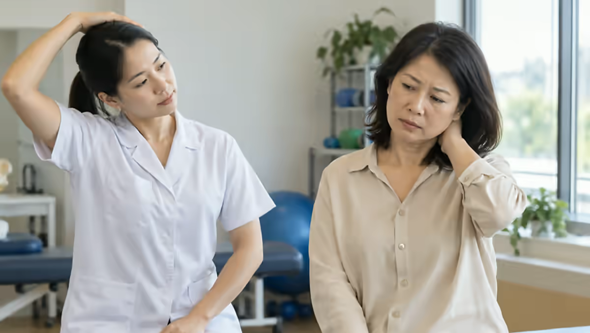 Người bệnh đau cứng cổ được chuyên viên phục hồi chức năng hướng dẫn vận động