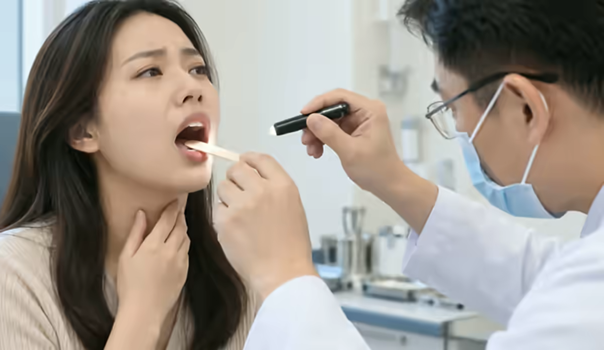 Người bệnh khàn tiếng kéo dài được bác sĩ tai mũi họng tư vấn