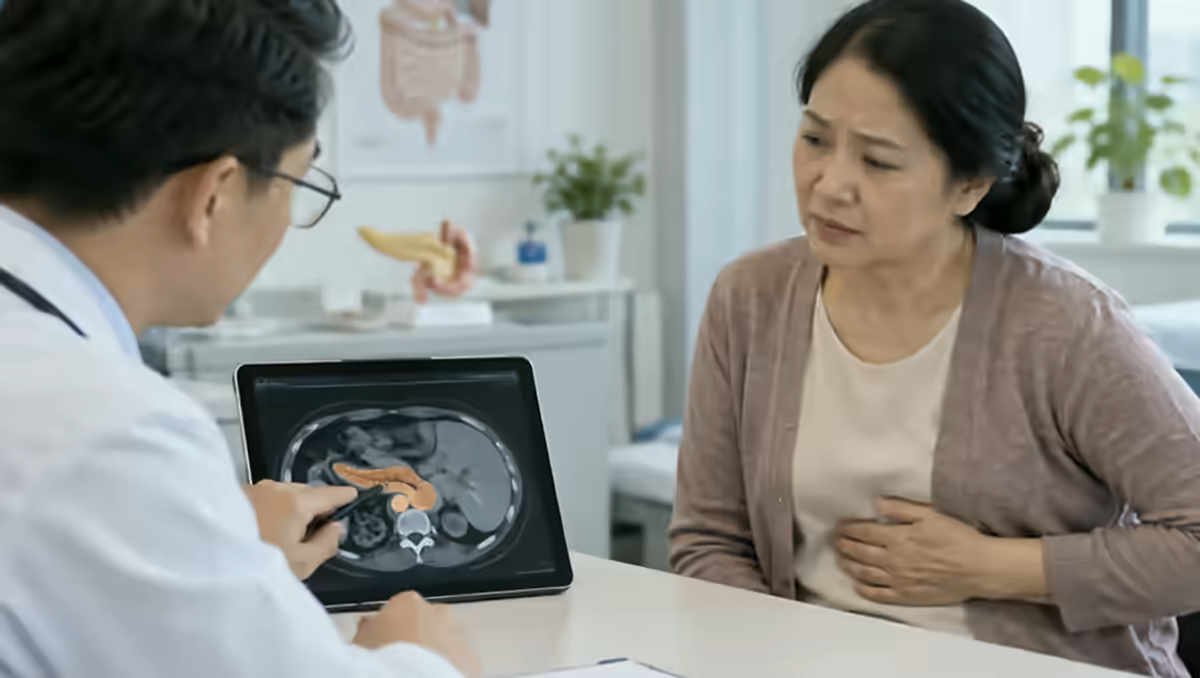 Người bệnh đau bụng được bác sĩ tiêu hóa giải thích hình ảnh tuyến tụy
