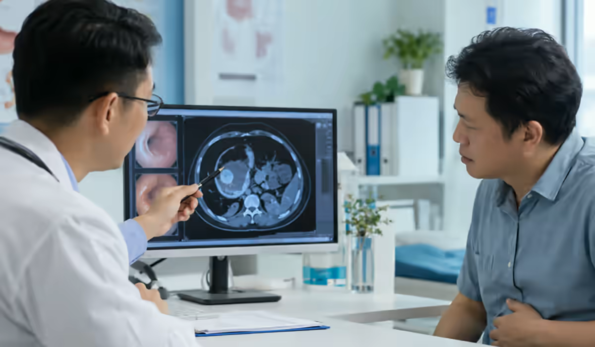 Người bệnh đau thượng vị được bác sĩ tiêu hóa giải thích hình ảnh dạ dày