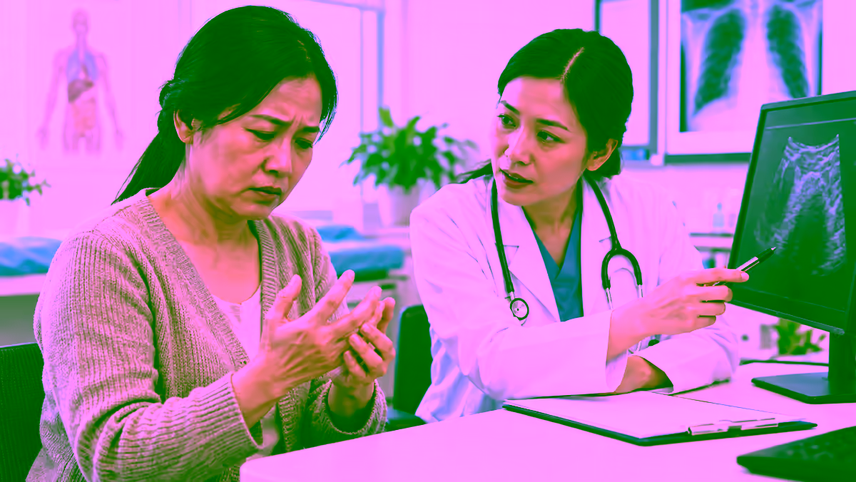 Người bệnh cứng ngón tay được bác sĩ cơ xương khớp thăm khám