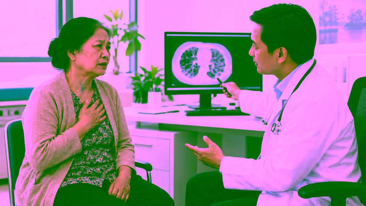 Người bệnh khó thở được bác sĩ hô hấp giải thích hình ảnh phổi