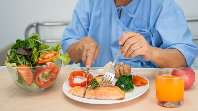 Điều chỉnh độ đặc của thức ăn giúp người bệnh rối loạn nuốt dễ nuốt hơn