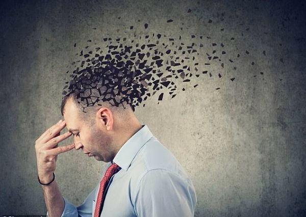 Người cao tuổi trầm ngâm lo lắng khi gặp tình trạng hay quên và suy giảm nhận thức
