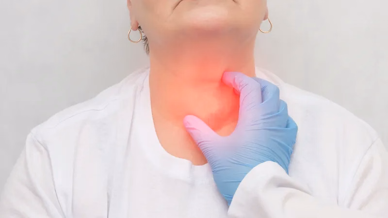 Bác sĩ thăm khám và sờ nắn đánh giá bướu giáp vùng cổ cho người bệnh