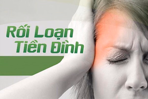 Bác sĩ chuyên khoa thần kinh thăm khám khả năng giữ thăng bằng cho người bệnh
