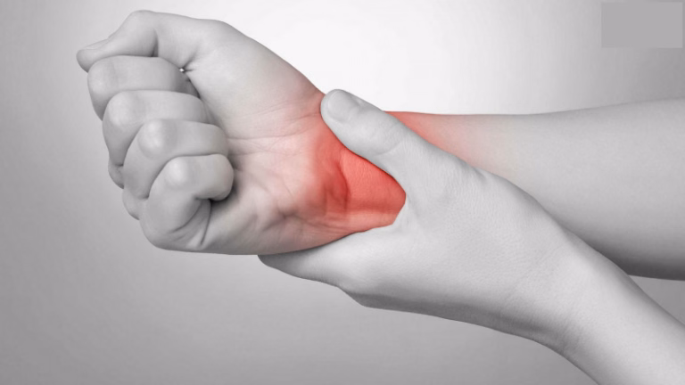 Người bệnh dùng tay giữ vùng khớp cổ tay bị đau nhức và viêm sưng