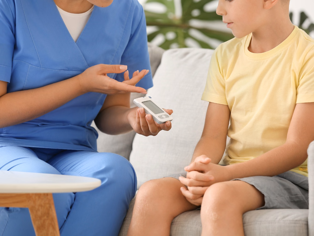 Bác sĩ thăm khám và kiểm tra sức khỏe tổng quát cho trẻ nhỏ