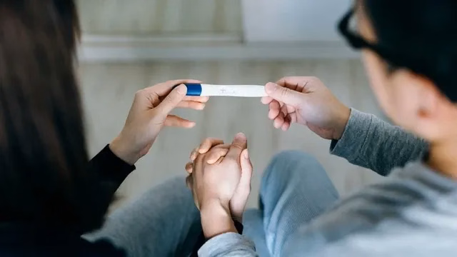 Bác sĩ chuyên khoa hỗ trợ sinh sản thăm khám và tư vấn cho cặp vợ chồng nghi ngờ vô sinh nguyên phát