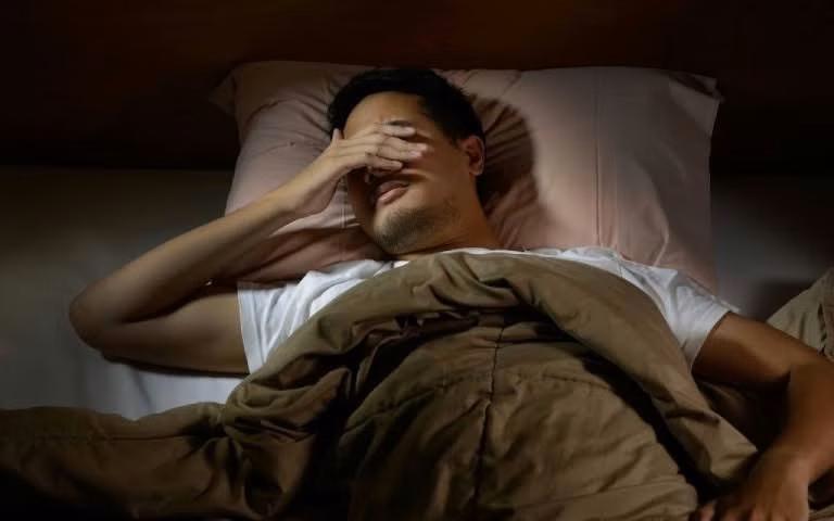 Người bệnh gặp tình trạng trằn trọc mất ngủ và khó đi vào giấc ngủ ban đêm